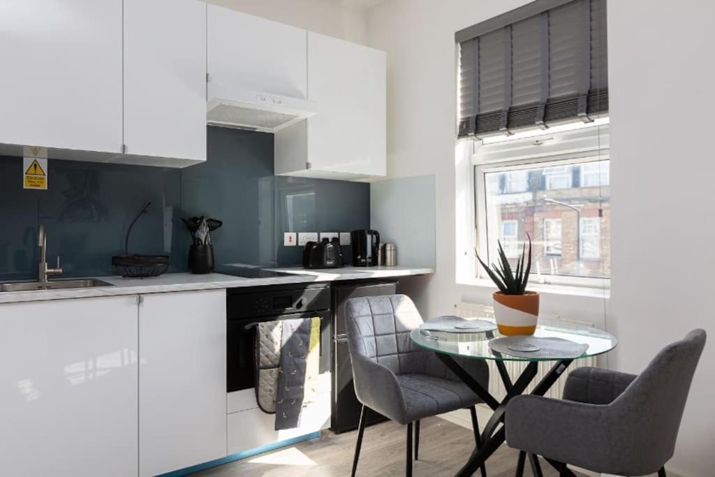 Apt, 8 Min Walk From Tube 3 Apartament