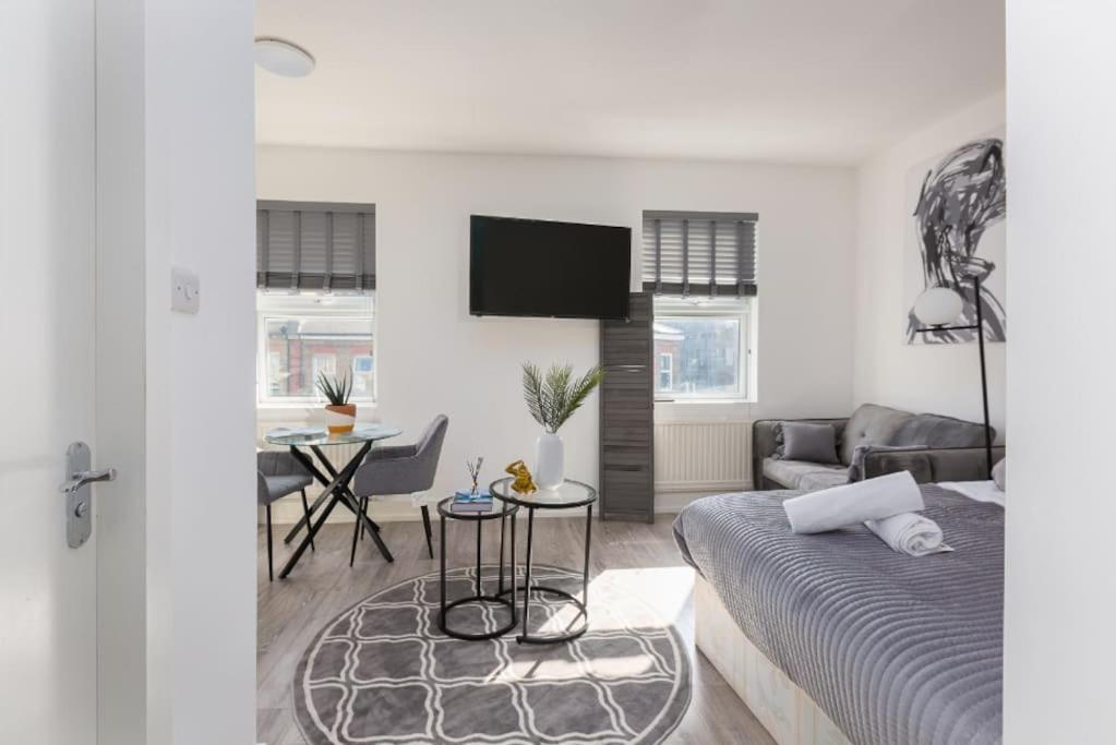 Apartament Apt, 8 Min Walk From Tube 3