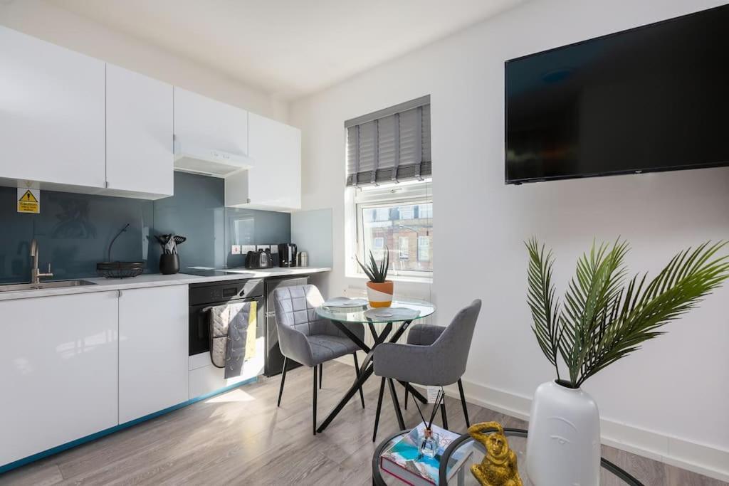 Apt, 8 Min Walk From Tube 3 Londra